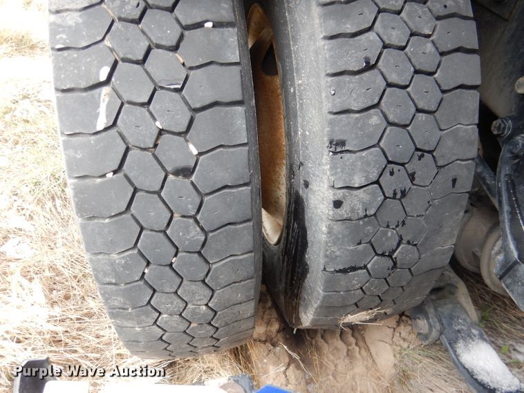 image for item FI9027 2011 Kenworth T700  semi truck