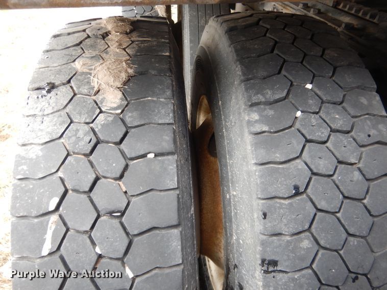 image for item FI9027 2011 Kenworth T700  semi truck