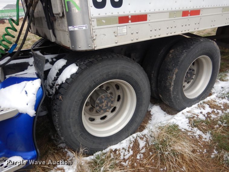 image for item FI9027 2011 Kenworth T700  semi truck