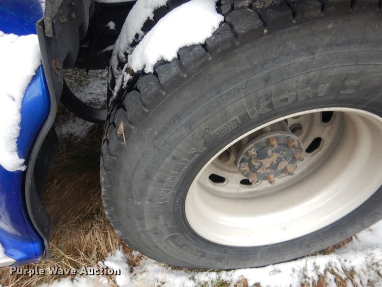 image for item FI9027 2011 Kenworth T700  semi truck