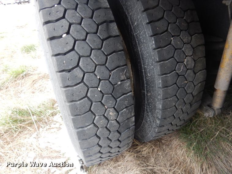 image for item FI9027 2011 Kenworth T700  semi truck