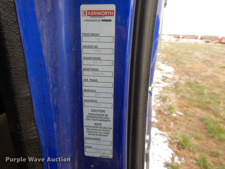 image for item FI9027 2011 Kenworth T700  semi truck