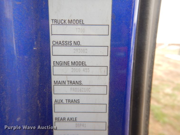 image for item FI9027 2011 Kenworth T700  semi truck