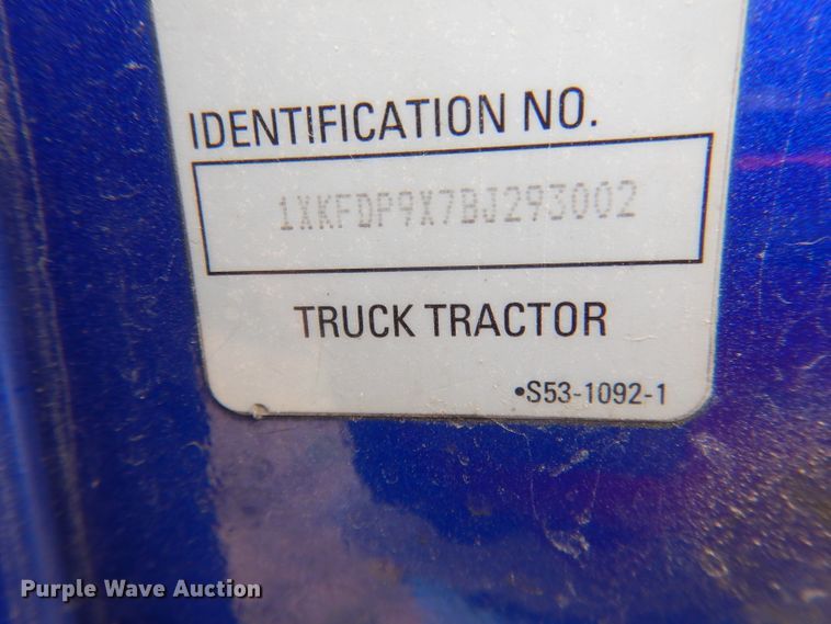 image for item FI9027 2011 Kenworth T700  semi truck