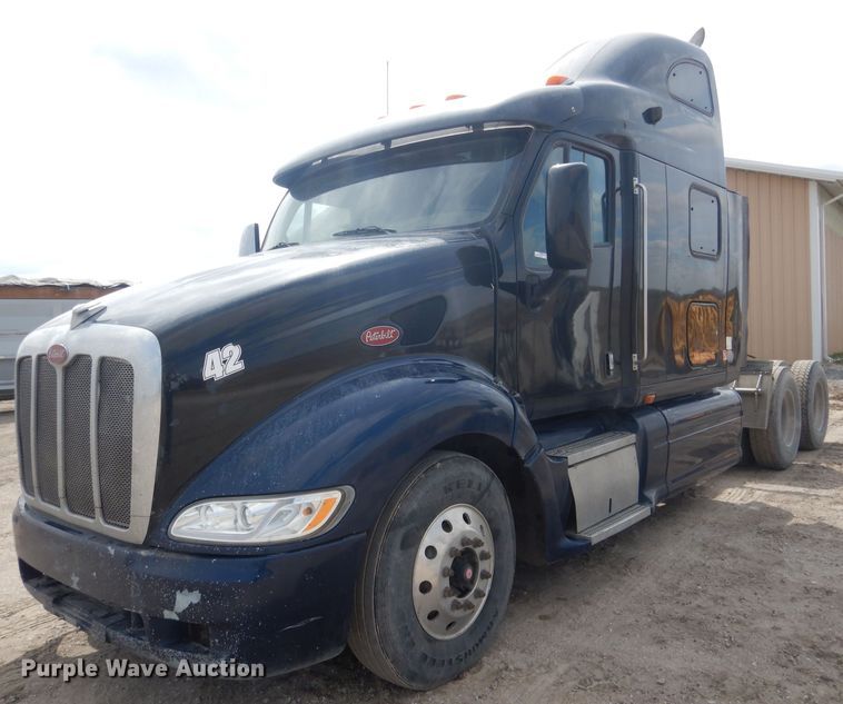 image for item FI9036 2009 Peterbilt 387  semi truck