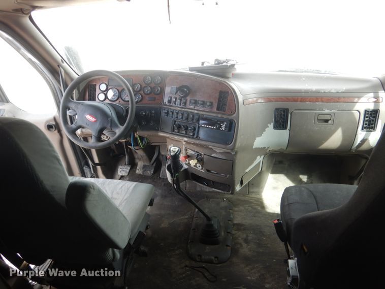 image for item FI9036 2009 Peterbilt 387  semi truck