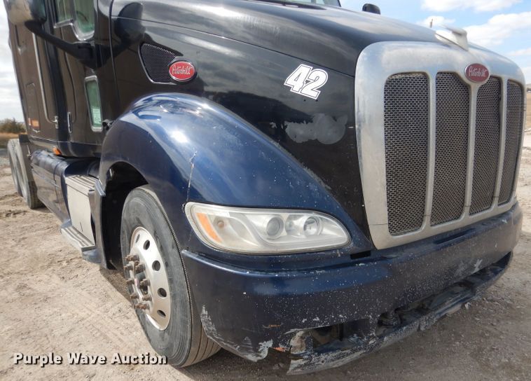 image for item FI9036 2009 Peterbilt 387  semi truck