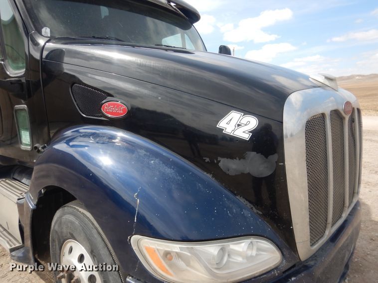 image for item FI9036 2009 Peterbilt 387  semi truck