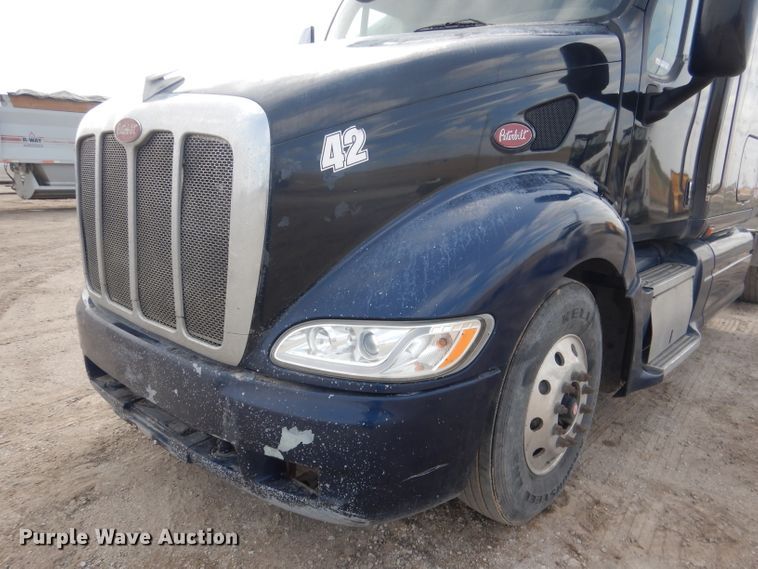 image for item FI9036 2009 Peterbilt 387  semi truck