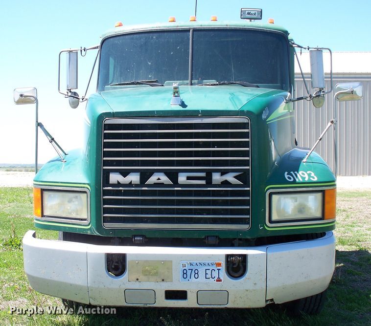 image for item GQ9588 1993 Mack CH613  semi truck