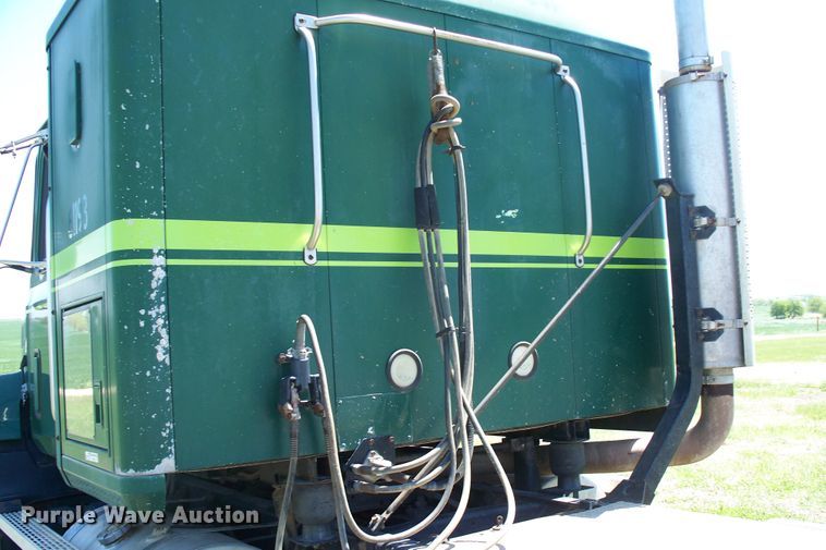 image for item GQ9588 1993 Mack CH613  semi truck