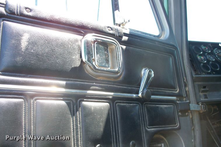 image for item GQ9588 1993 Mack CH613  semi truck