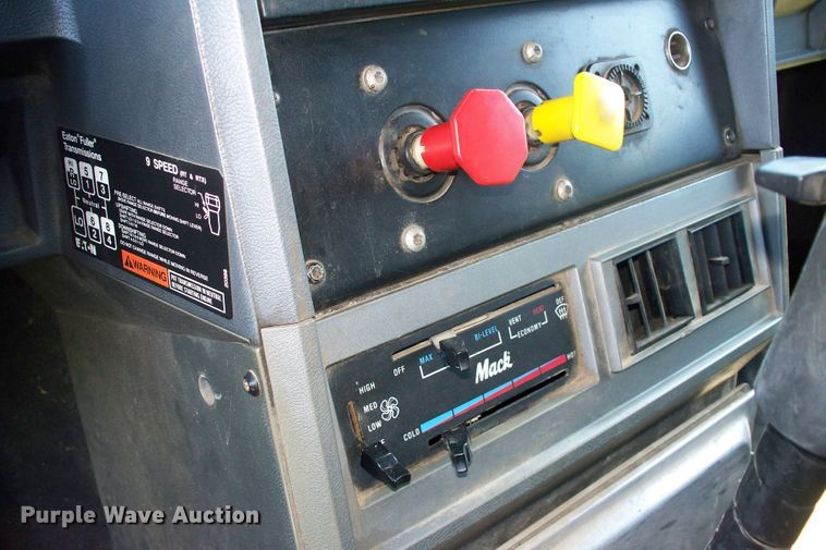 image for item GQ9588 1993 Mack CH613  semi truck