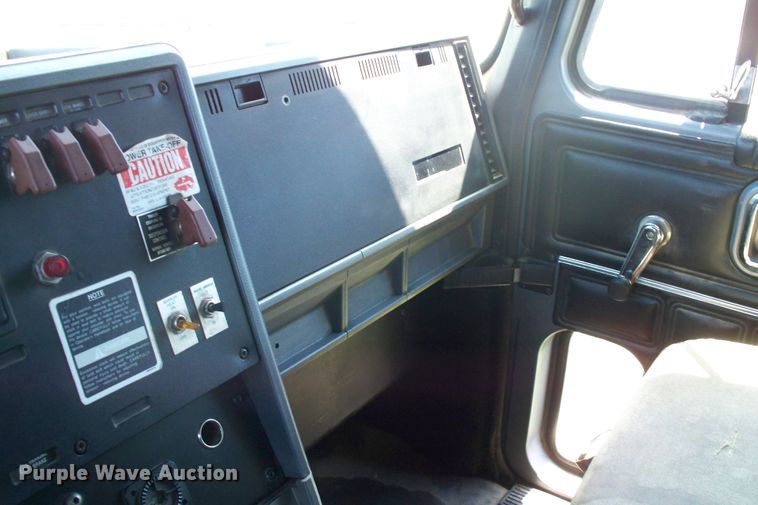 image for item GQ9588 1993 Mack CH613  semi truck