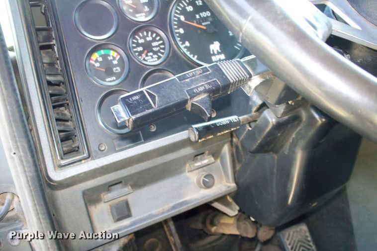 image for item GQ9588 1993 Mack CH613  semi truck