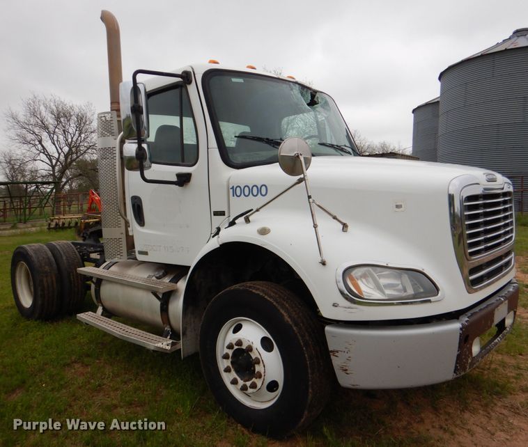 image for item HL9445 2010 Freightliner M2  semi truck