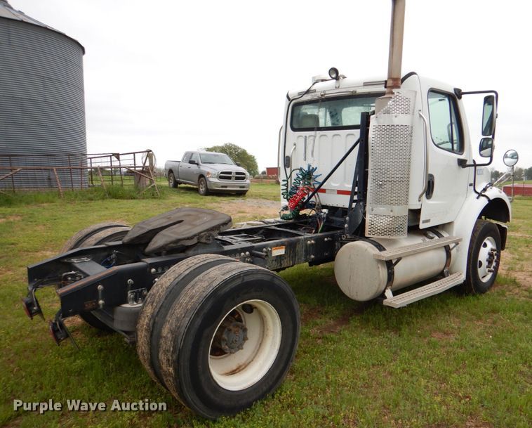 image for item HL9445 2010 Freightliner M2  semi truck