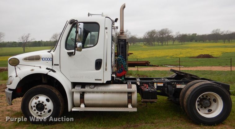 image for item HL9445 2010 Freightliner M2  semi truck