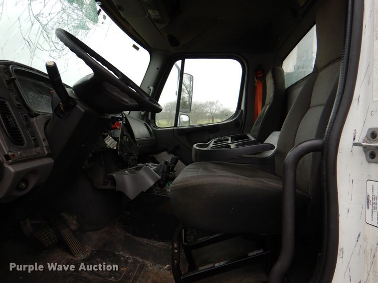 image for item HL9445 2010 Freightliner M2  semi truck