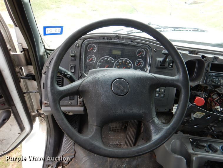 image for item HL9445 2010 Freightliner M2  semi truck