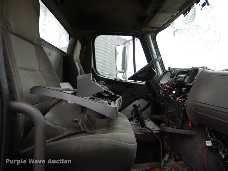 image for item HL9445 2010 Freightliner M2  semi truck