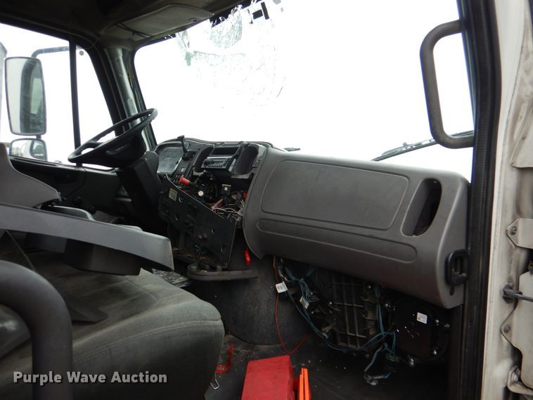 image for item HL9445 2010 Freightliner M2  semi truck