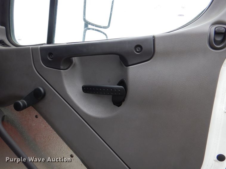 image for item HL9445 2010 Freightliner M2  semi truck