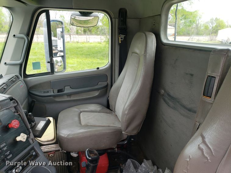 image for item HO9398 2005 Freightliner Columbia  semi truck