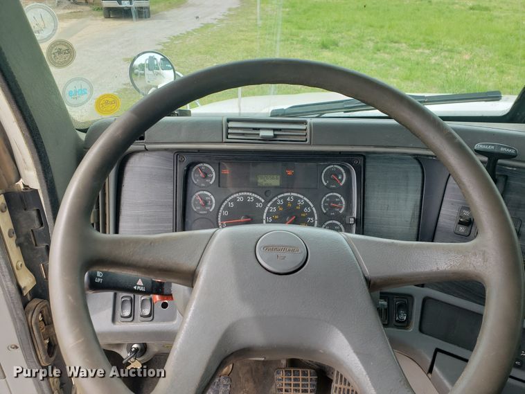 image for item HO9398 2005 Freightliner Columbia  semi truck