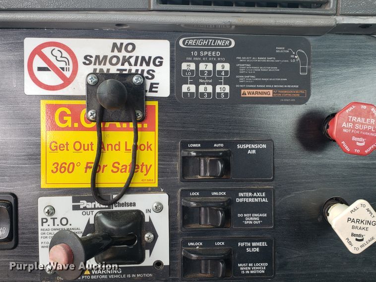 image for item HO9398 2005 Freightliner Columbia  semi truck