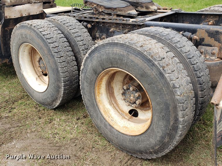 image for item HO9398 2005 Freightliner Columbia  semi truck