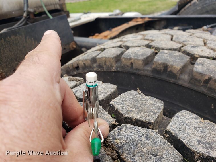 image for item HO9400 2011 Freightliner Coronado  semi truck