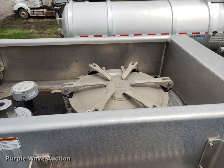 image for item HO9402 2011 Heil  tank trailer