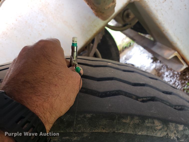 image for item HO9403 2011 Heil  tank trailer