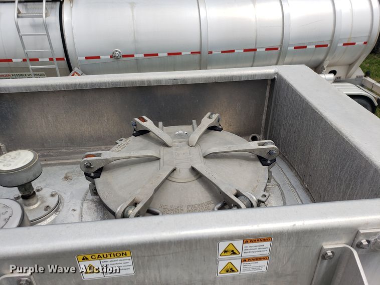 image for item HO9403 2011 Heil  tank trailer