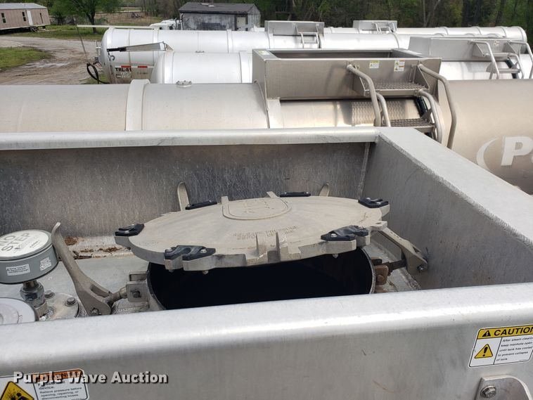 image for item HO9405 2011 Heil  tank trailer