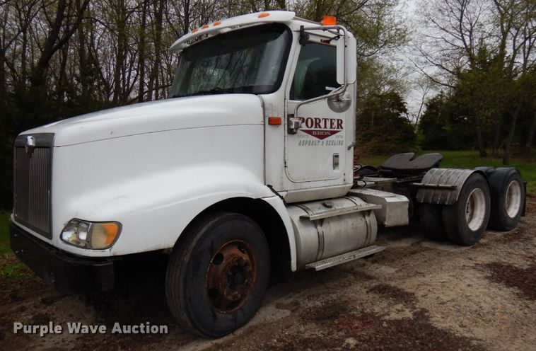 image for item HR9212 2006 International 9400  semi truck