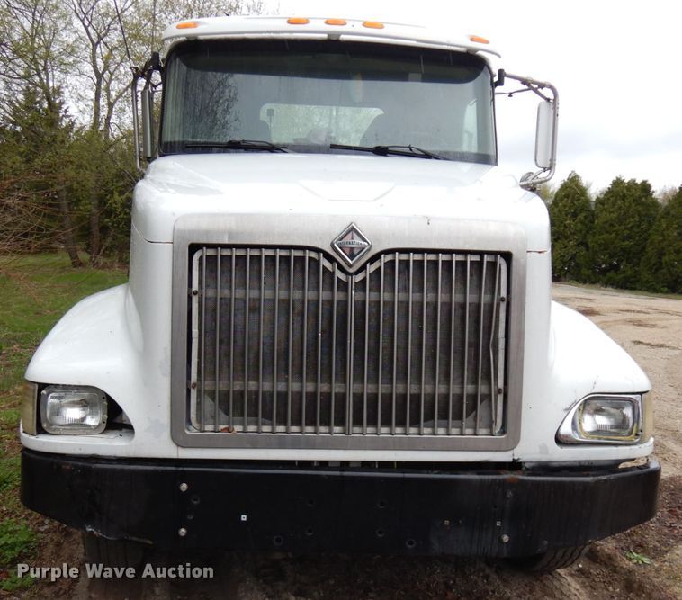 image for item HR9212 2006 International 9400  semi truck