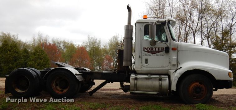 image for item HR9212 2006 International 9400  semi truck