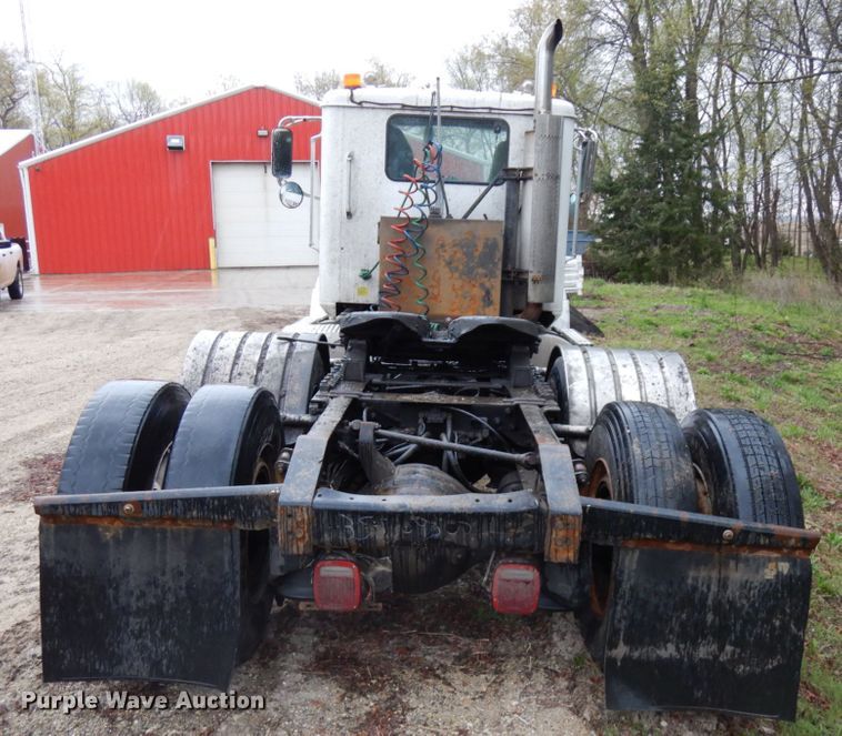 image for item HR9212 2006 International 9400  semi truck