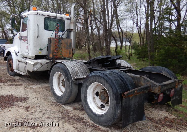 image for item HR9212 2006 International 9400  semi truck