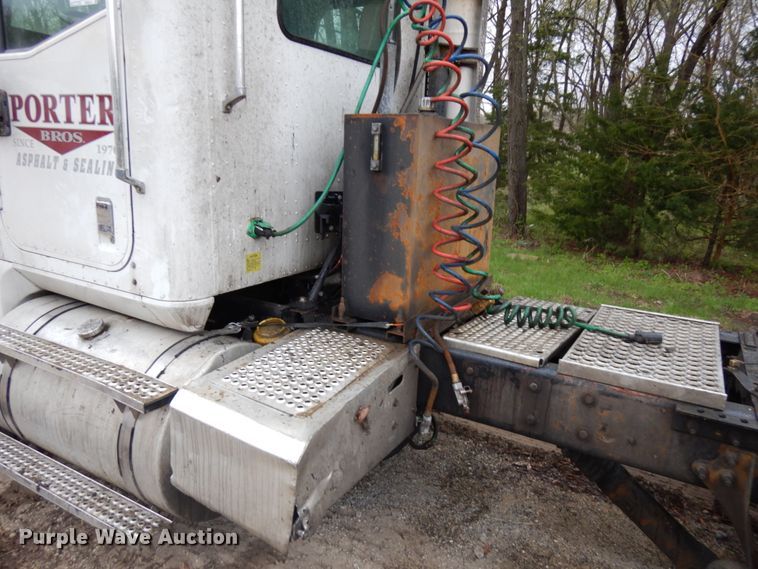 image for item HR9212 2006 International 9400  semi truck