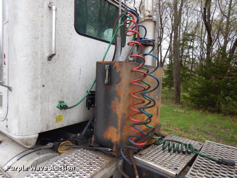 image for item HR9212 2006 International 9400  semi truck