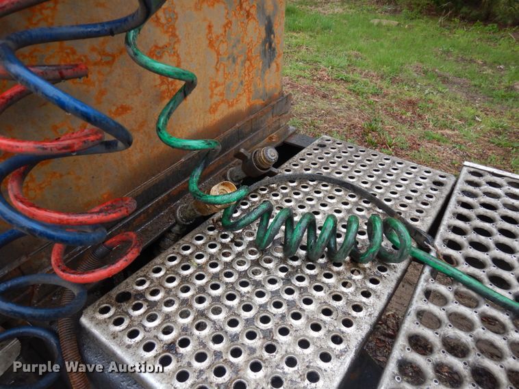 image for item HR9212 2006 International 9400  semi truck