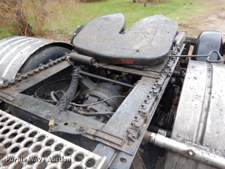 image for item HR9212 2006 International 9400  semi truck