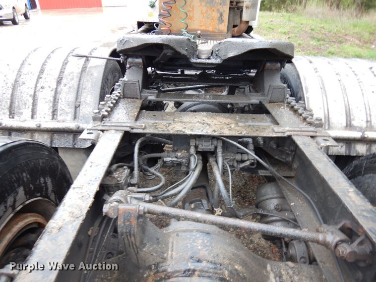 image for item HR9212 2006 International 9400  semi truck