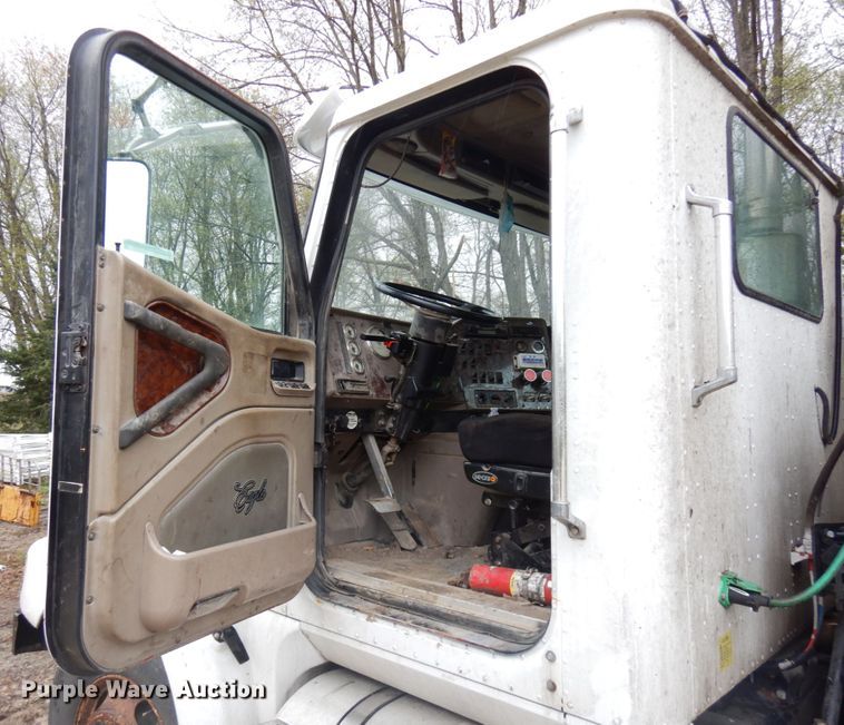 image for item HR9212 2006 International 9400  semi truck