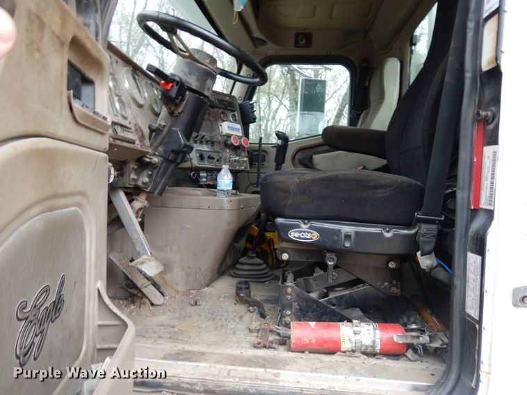 image for item HR9212 2006 International 9400  semi truck