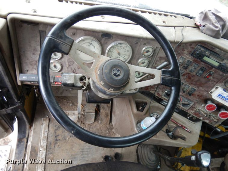 image for item HR9212 2006 International 9400  semi truck