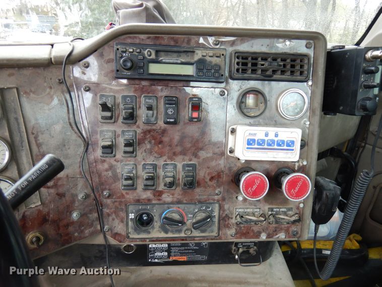 image for item HR9212 2006 International 9400  semi truck